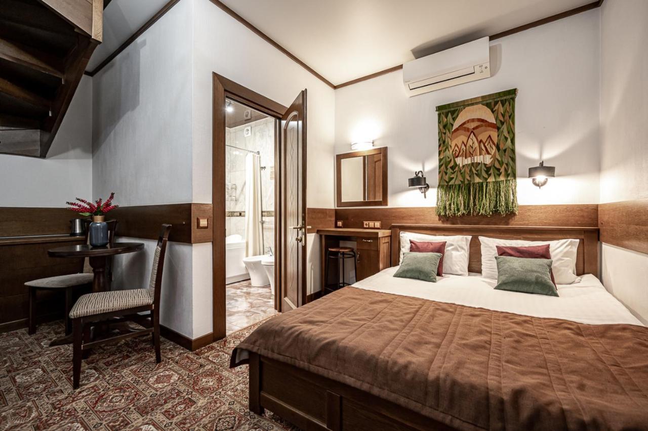 Tatariv Deluxe Hotel ภายนอก รูปภาพ